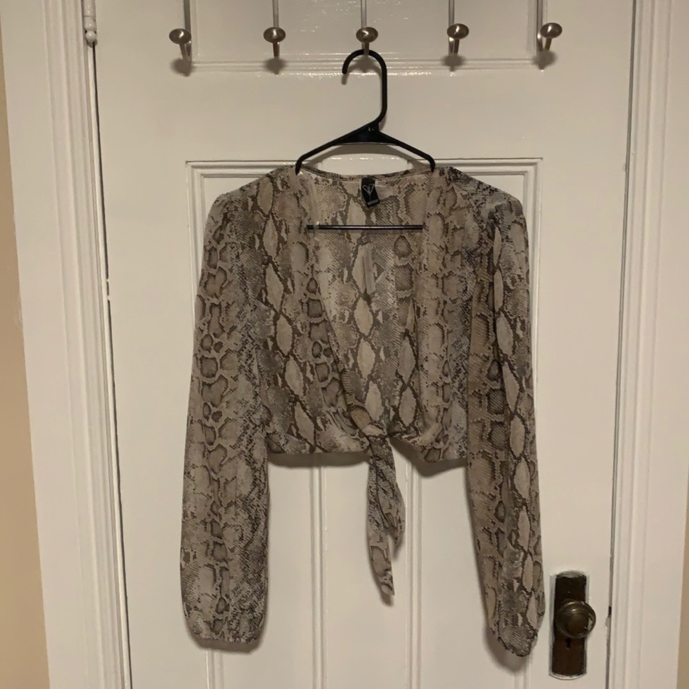 Long sleeve snack skin tie crop top